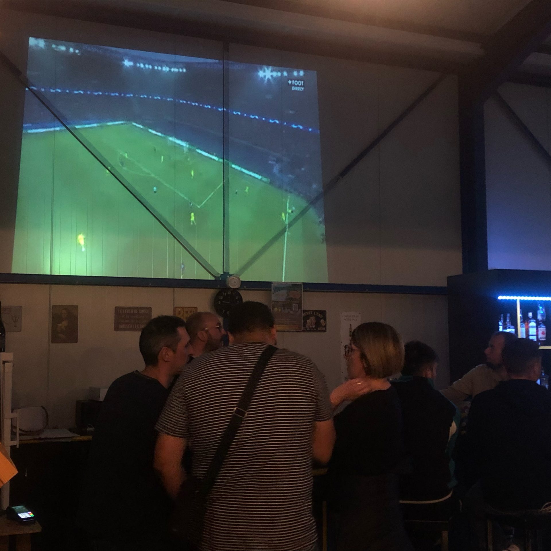 Match de foot au VDV sur grand écran 
