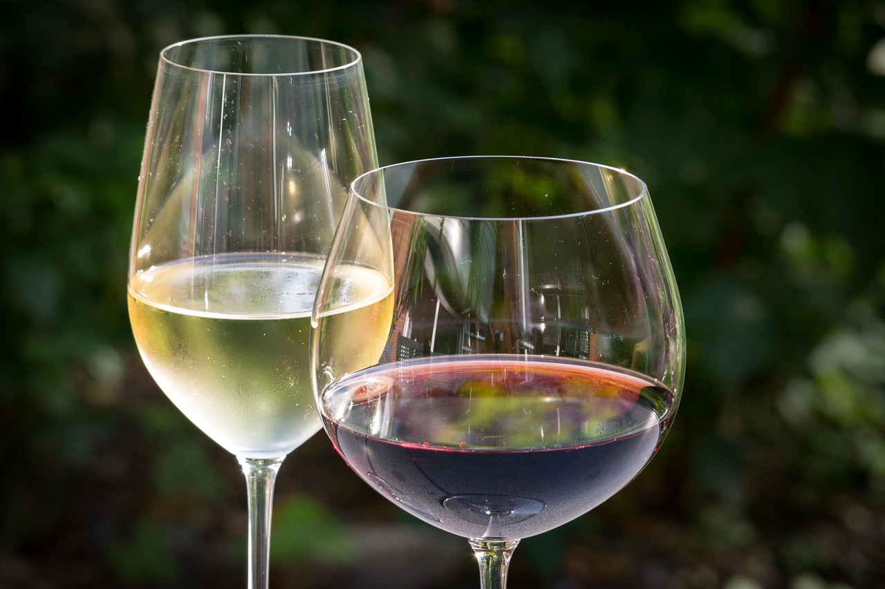 verre de vin rouge et blanc